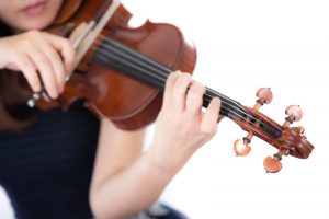バイオリンを弾く女性