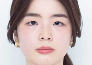 正面から鼻の穴がみえる女性