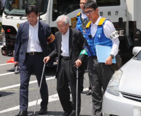 飯塚幸三が歩いている