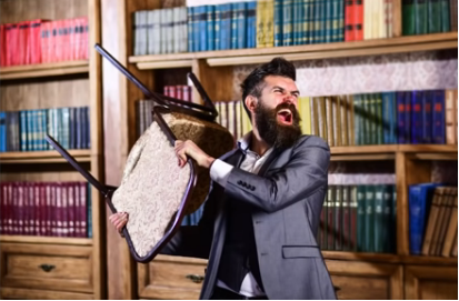 椅子を持っている男性