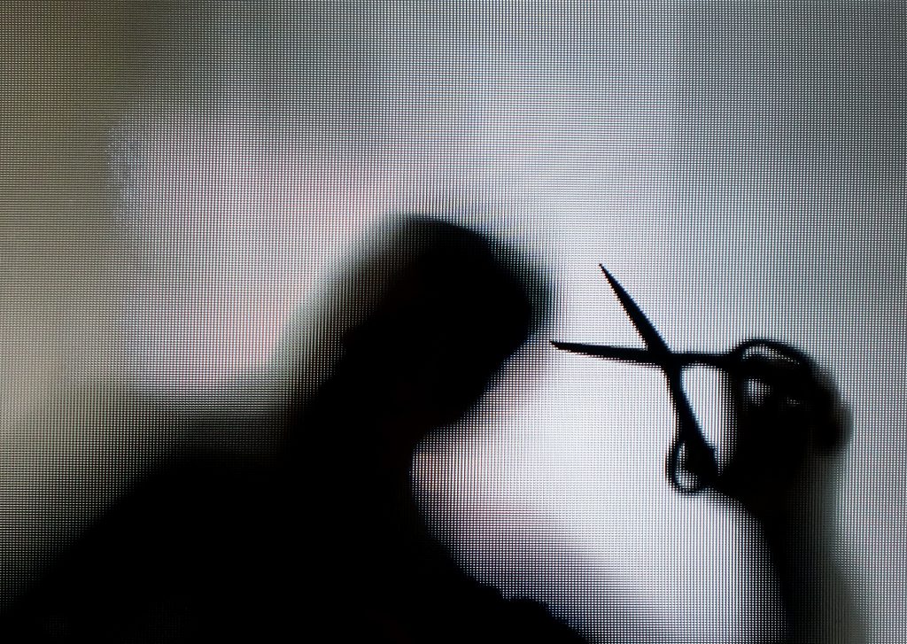 ハサミで何かを切断しようとしている人