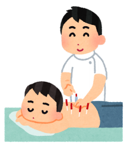 患者さんの背中に鍼をさしている、男性の鍼灸師