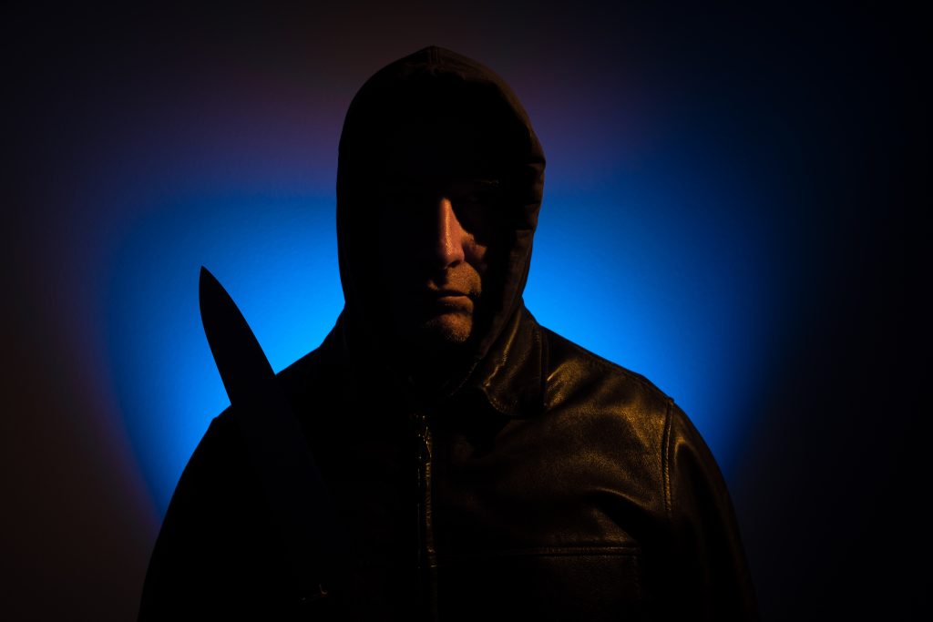 刃物を持った男