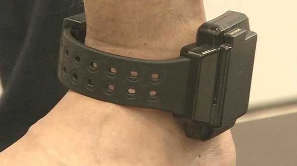 GPSつきのアンクレット