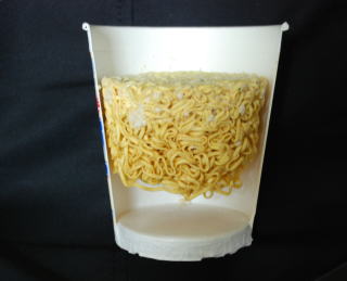 カップの底より麺を大きくすることにより、カップの中間に固定するという「中間保持法」のアイデア