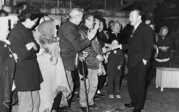 昭和21年、故郷の新潟2区から進歩党公認で立候補したものの、候補37人中11位で落選。