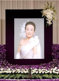 美空ひばりの遺影