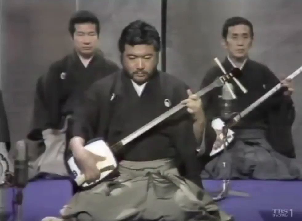 三味線を弾く勝新太郎