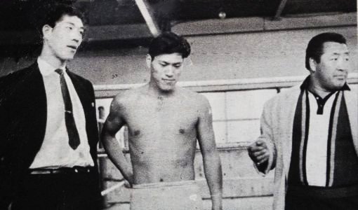 裸にされるアントニオ猪木